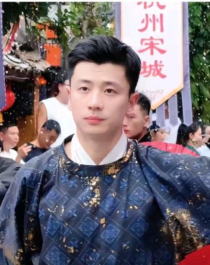 杭州宋城的两大网红帅哥谁更帅呢？杭州宋城真的是不断推出帅哥来吸引更多的游客，你看