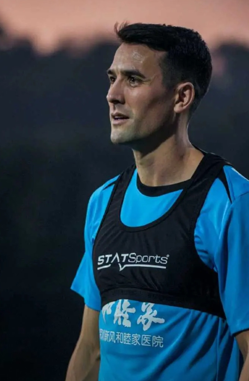 在周定洋加盟深圳新鹏城后，这支曾经的四川球队队里有了更多“成都元素”，几乎每年，