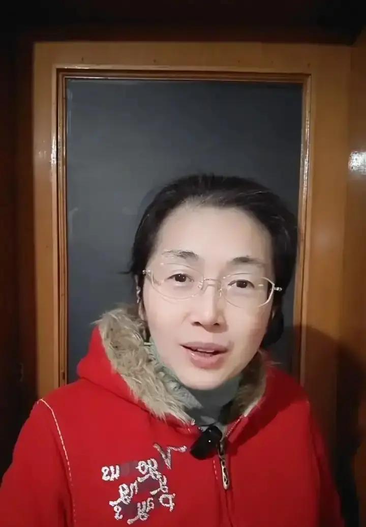 3天飞3城，他累到没空卸妆跨年那晚还在安徽卫视拿奖，1月2号回北京，3号一