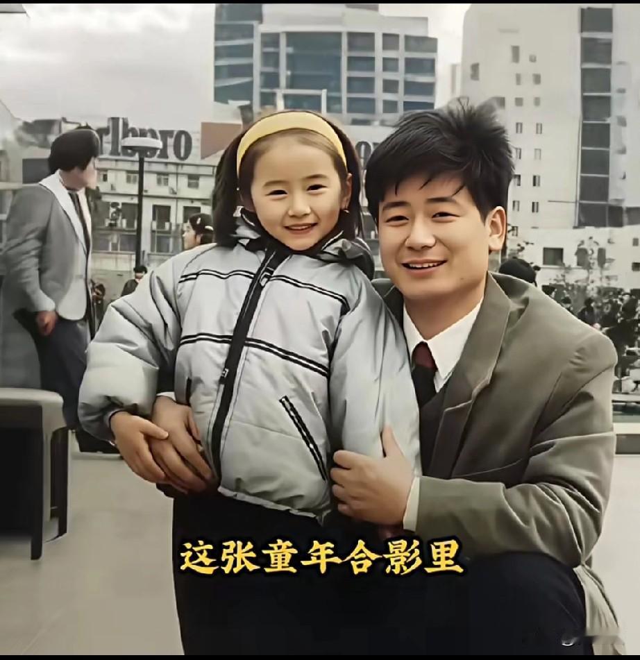 这张童年合影里，小女孩戴着黄色发箍，笑容甜美。谁能想到，这个可爱的小女孩，长