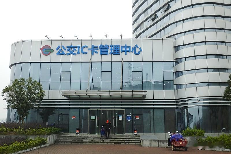 南京市民年满70岁当天就可以去市民公交卡营业厅办理免费交通卡。但是，如果你只带