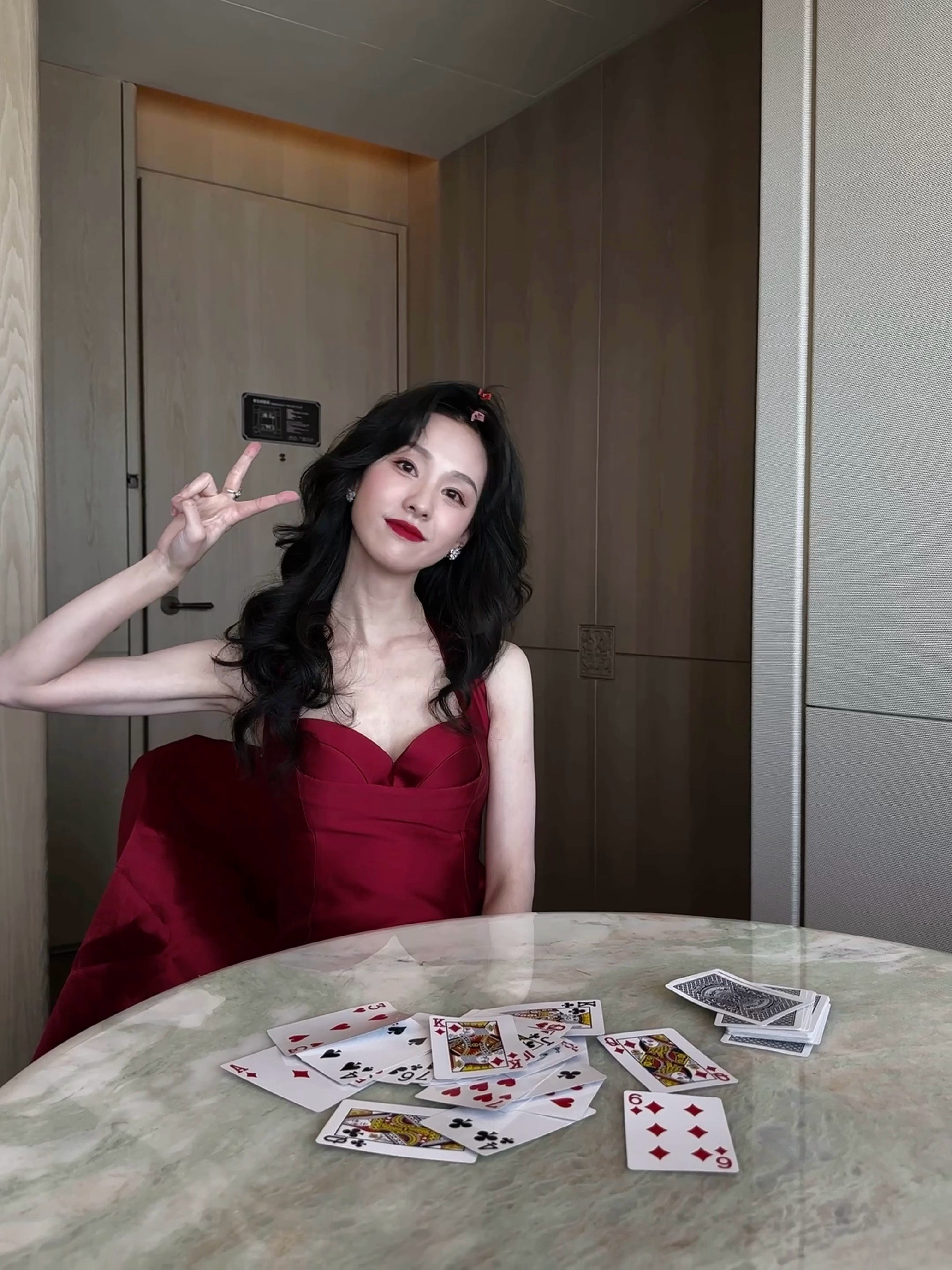 陈都灵，今日份靓丽的玫瑰穿搭色彩。陈都灵