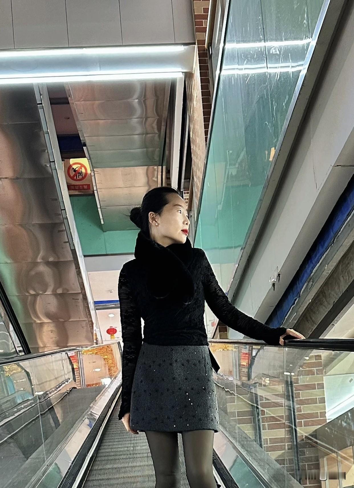 为什么很多人喜欢成熟的女性她们在生活经验上比较丰富，能给人很好的建议。