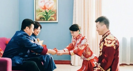 2017年10月，奥运冠军吴敏霞结婚时，跪下给婆婆敬茶，而婆婆却一脸骄傲，在外人