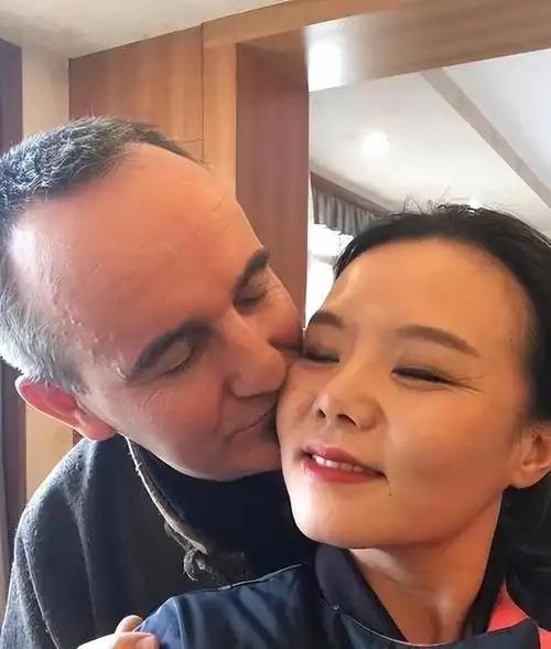 看龚琳娜送100件礼物挽前夫的新闻，最先涌上的不是“不值”，是心疼——这哪是卑微