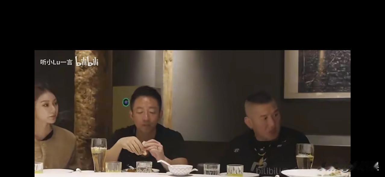 汪小菲和马筱梅都很有礼貌，尽地主之谊，请馆长吃饭，吃最贵的阳澄湖大闸蟹，但馆长表