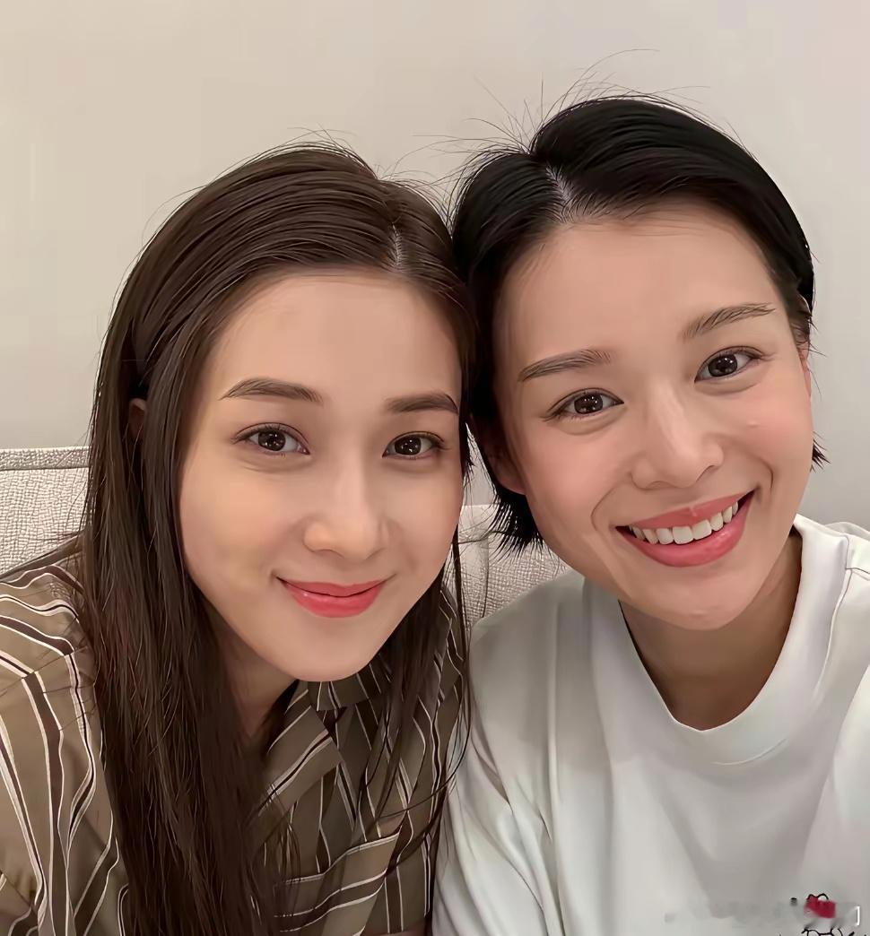 在寸土寸金的香港，贵为视后也难买豪宅，你看胡杏儿和钟嘉欣聚餐，餐厅拥挤​​​