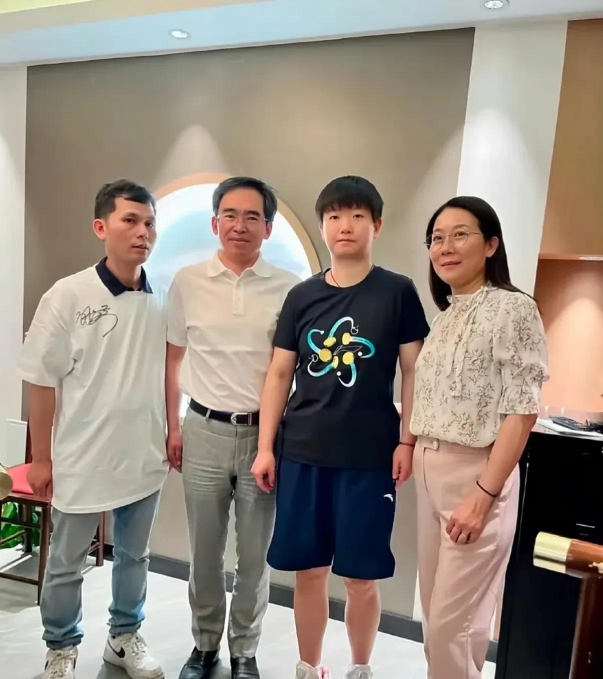 这几位是什么人啊？左一这哥们倒是实在，直接就把签名直接签身上了吗？那个衣服上的