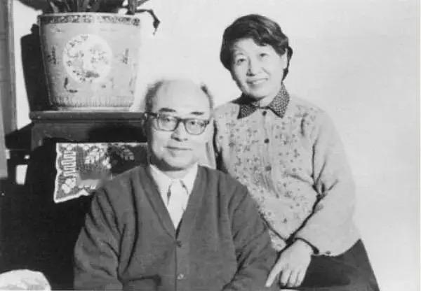 1988年，孙玉芹盯着报纸上