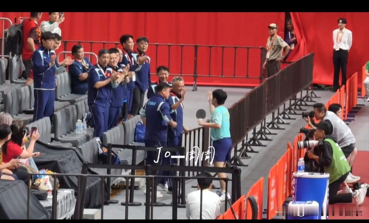 林诗栋好棒，4-2赢了松岛辉空。打完最后一个球，他整个人蹦起来了，直接跳出场外
