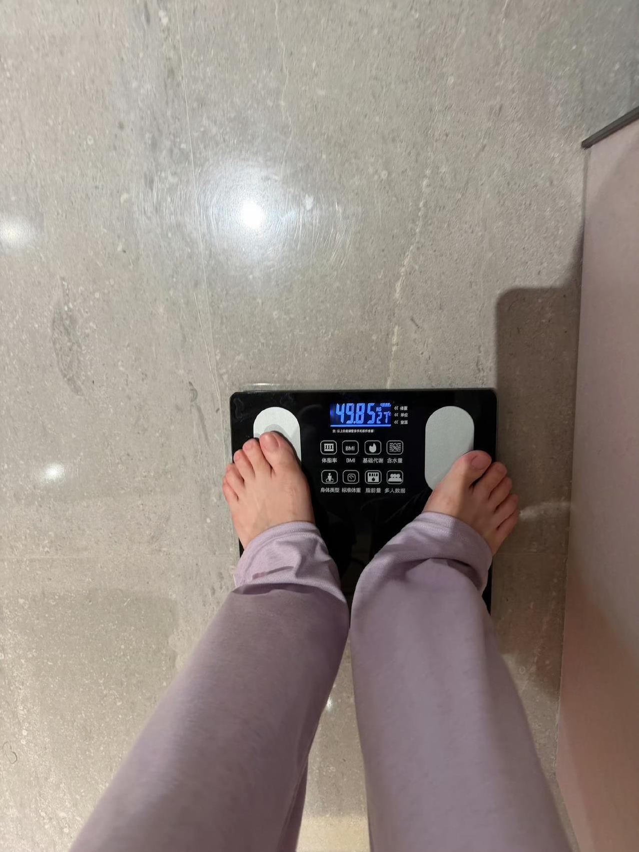 杜淳老婆王灿晒体重，婚后胖了十斤戒指带不进去了，而杜淳却在健身减肥，这对夫妻挺有