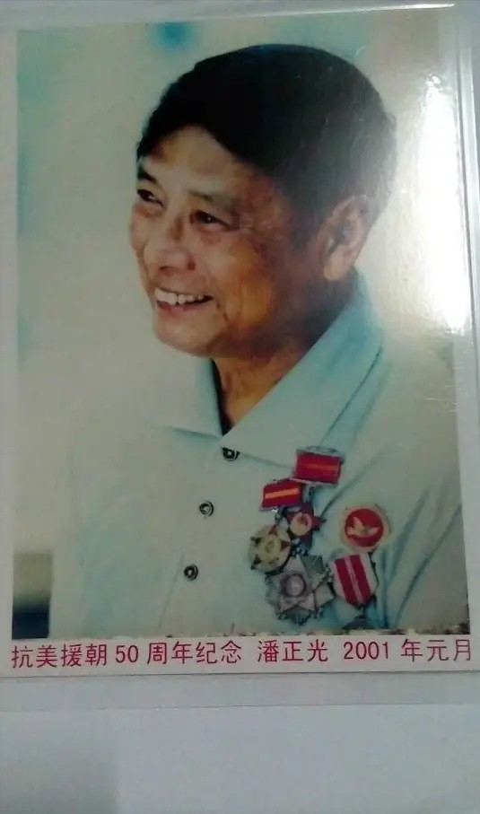 1953年朝鲜战争，志愿军通信员受重伤被围，美军想要俘虏他，200个大兵正要动手