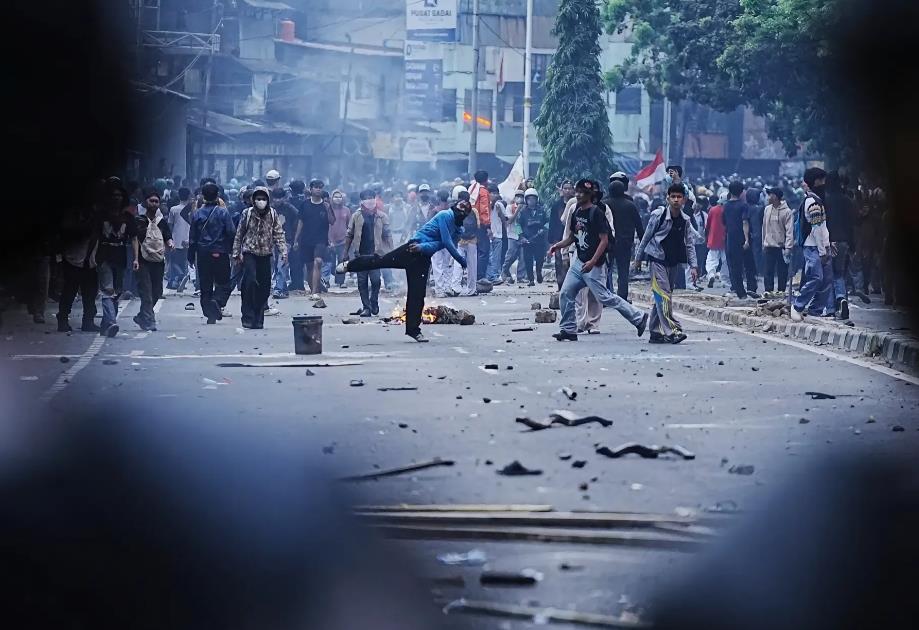 印尼爆发大规模游行示威活动已有人员伤亡警防矛盾转移针对华人施暴据《联合早报》