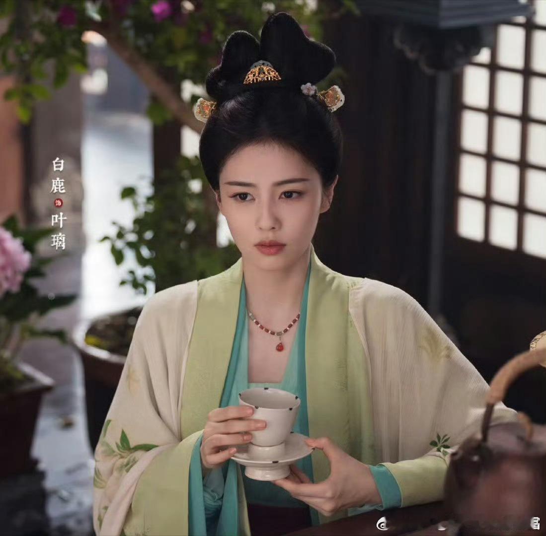 虽然叶璃是王妃，但这个妆造有点老气，看着和丞磊都差辈了白鹿莫离妆造​​​