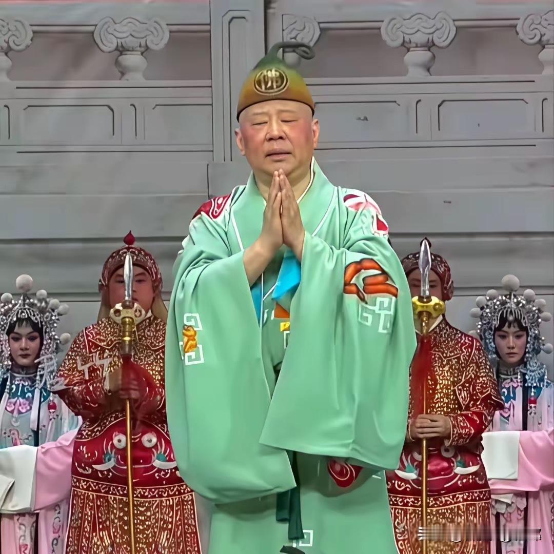 郭某纲：西边的太阳就要落山了，紫金城里静悄悄，我佛耶如来耶，妈咪妈咪哄，真心不知