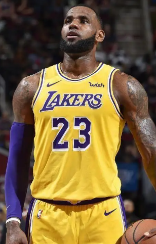 前NBA球员阿里纳斯在自己的播客节目中谈到了詹姆斯和乔丹的对比。阿里纳斯认为，