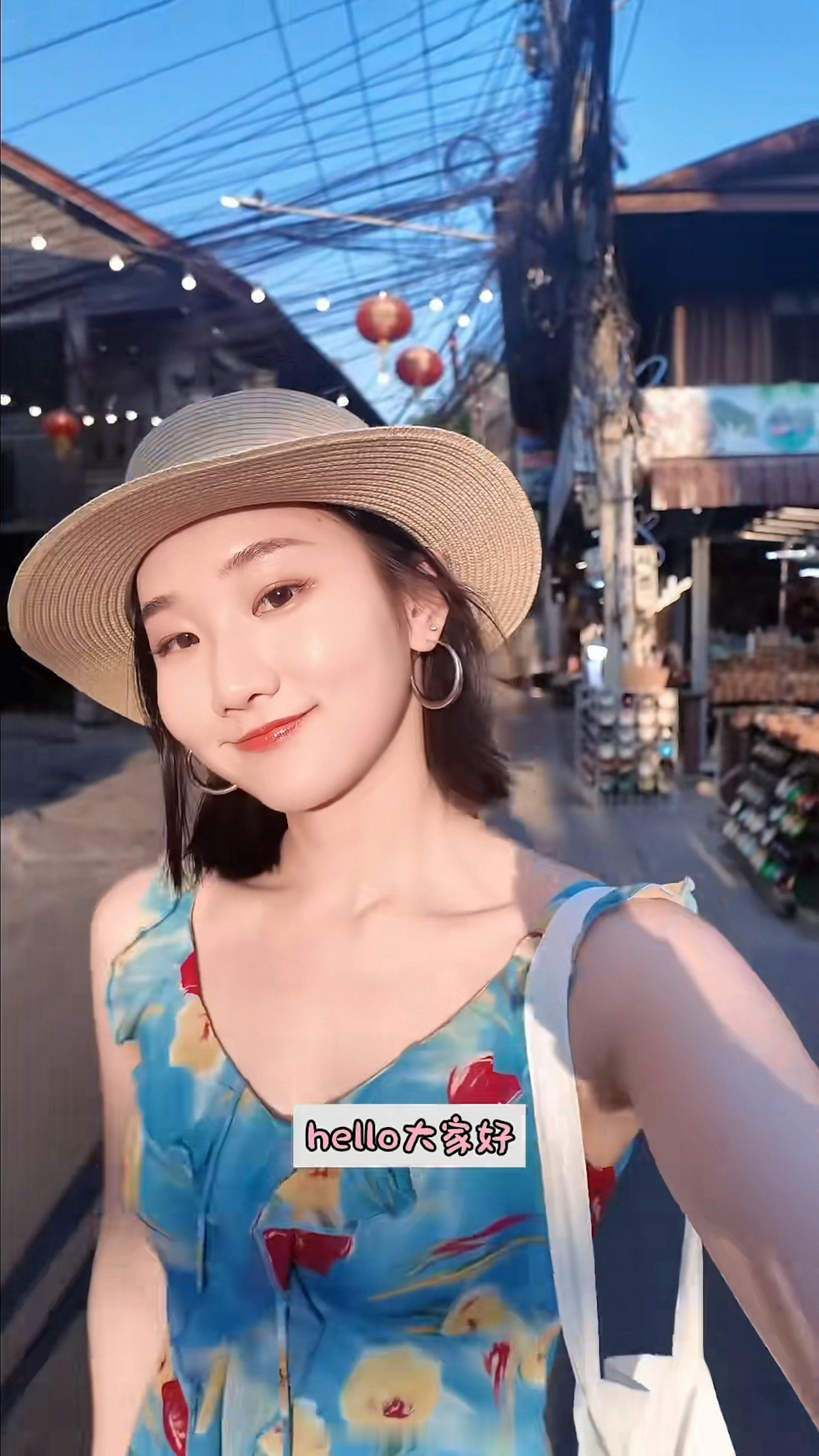 港姐袁文静度假晒吊带黑色睡衣极具诱惑揭秘TVB合约有什么不能做应届香港小姐季军