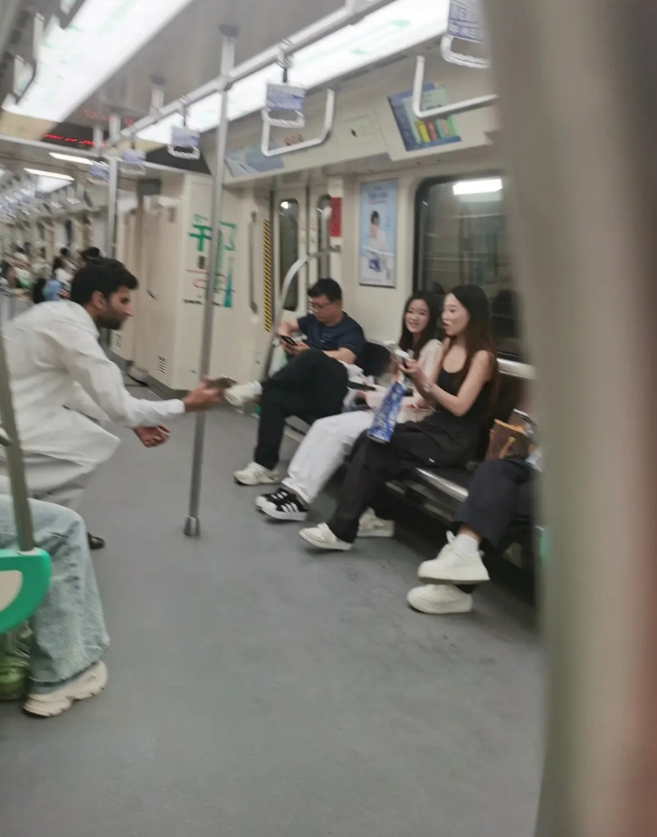真搞不懂一些女人的想法，郑州地铁上，一个美女看到外国友人后两眼放光，慌忙向对方索