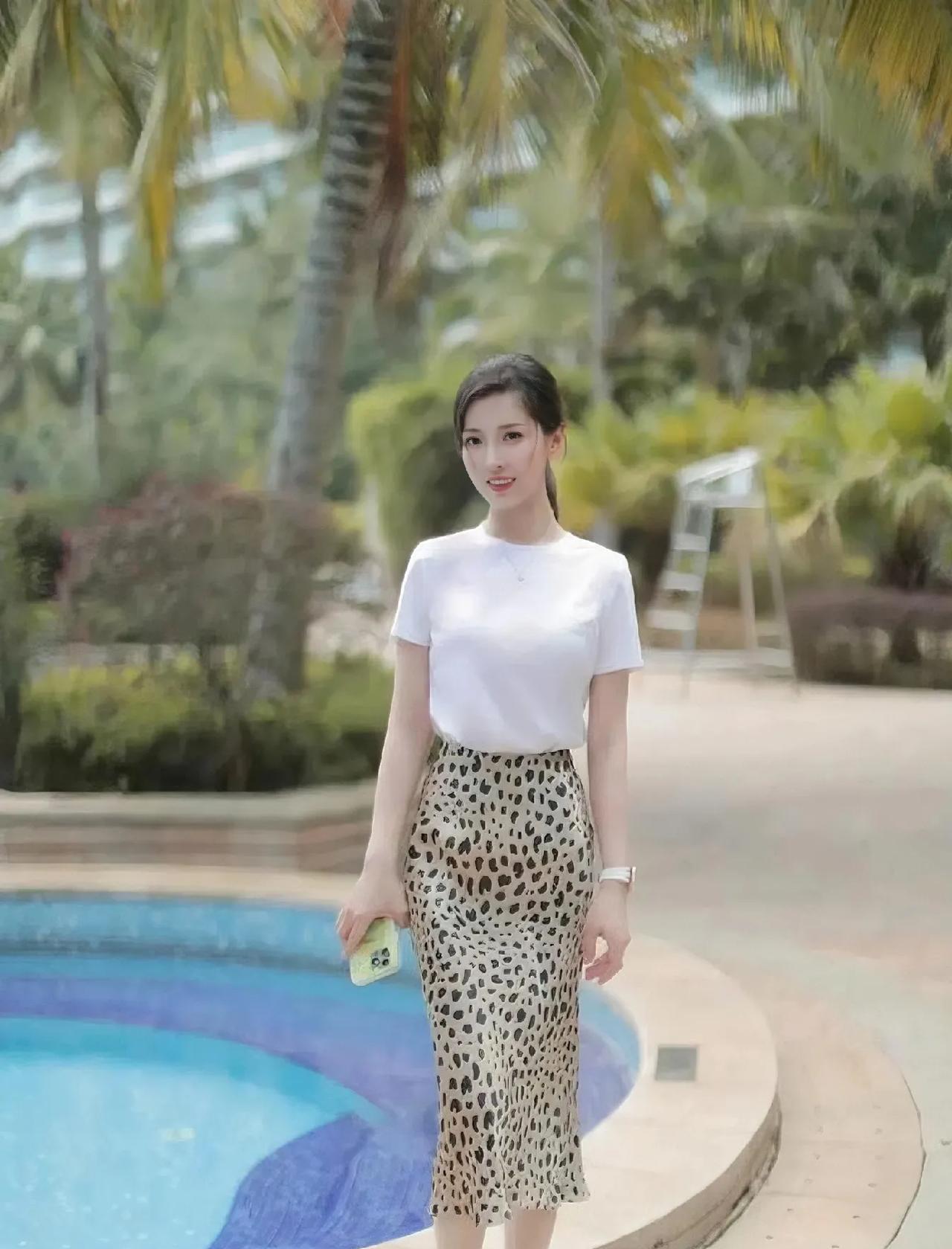 这位集美貌与智慧于一身的女子，在主持界可谓是大放异彩。她不仅有着清新脱俗的外貌，