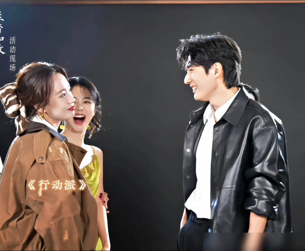 李梦在《仙逆》路演上，一把搂住了谭松韵。搂得特别紧，头还往人家肩膀靠，旁边的刘学义直接插不上话，只能