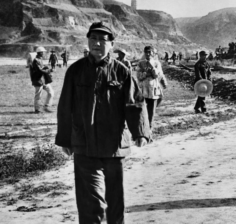 1948年，正值元旦节，警卫处长汪东兴却被伟人叫去。一进院子，伟人指着桌上的两道