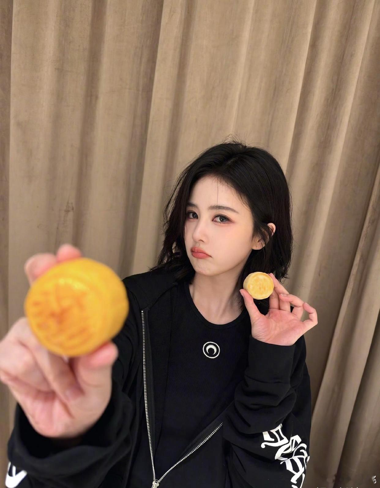 1.杨幂自带超强的时尚带动能力，穿搭服饰、配饰单品乃至妆容神态，都会被大众争相模