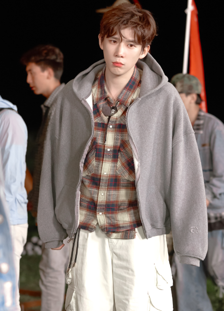 王安宇晚间录制《现在就出发3》时，上半身穿了件羽绒服，下半身搭配大裤衩，引发了沈