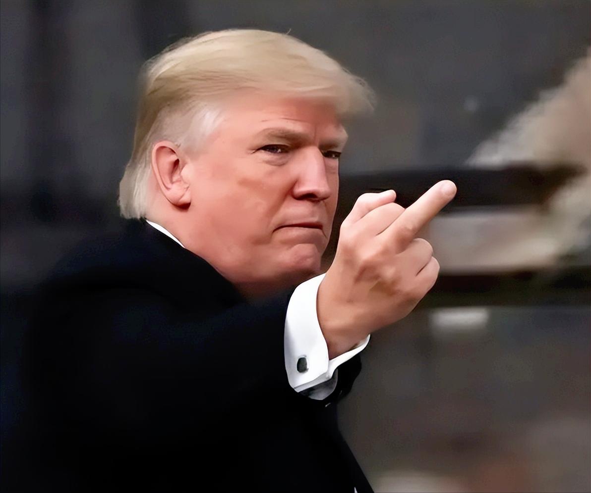 特朗普破防了，他走进福特工厂却被工人当众指着鼻子骂，气的当场爆粗，走老远还回头竖