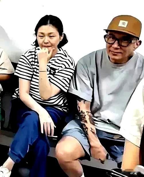 这是一位网友放出来的照片，当时大S和具俊晔陪小箖箖出去玩。仔细看，照片里的她两