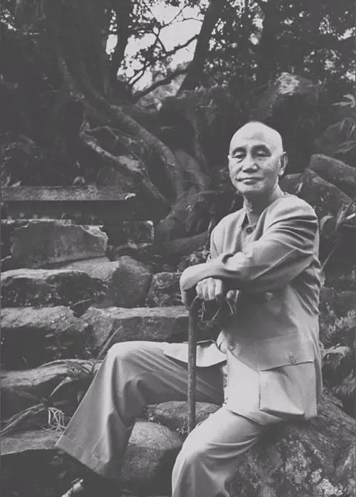 1948年底，蒋介石败走台湾，因为飞机超载，只得丢下10块大石头，没想到，这10