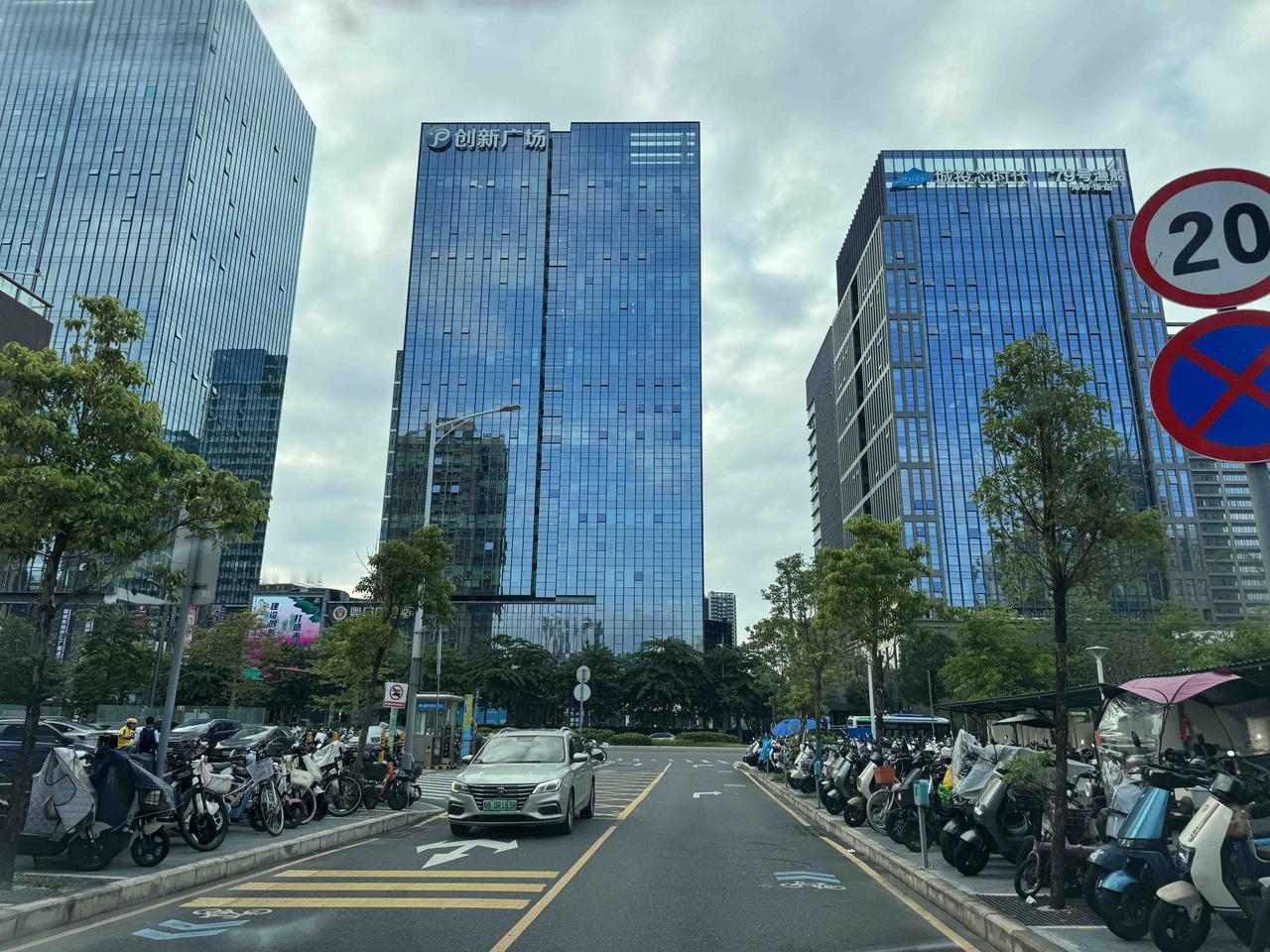 北京和上海要看深圳，深圳涨了北上广才会涨，北京是政治中心，上海是经济中心，这两个