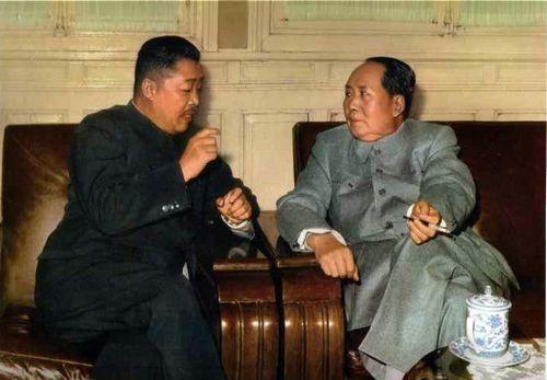 1954年，贺龙调任国家副总理，之后去参加一个重要会议，喝水时发现杯子里只装了白