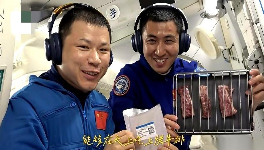 隔壁还在吃牙膏，我们已经在太空里撸上串了。就这个画面，真的，比任何科幻大片都让