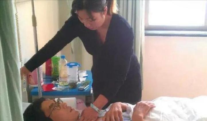 2011年，山东1男子尿毒症晚期，父母兄妹不愿救他，绝望时，突然1女子冲进病房，