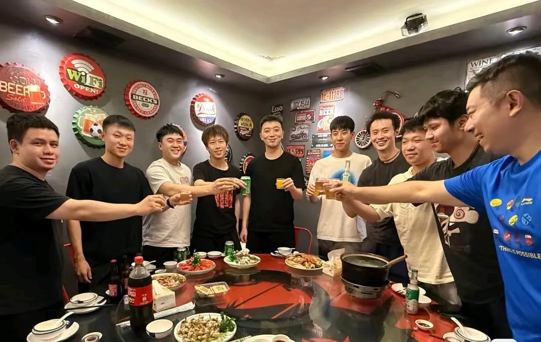 林高远一个人回广州了。乒超第二阶段的比赛结束了，刚刚看到李艺杰更新了动态，昨晚