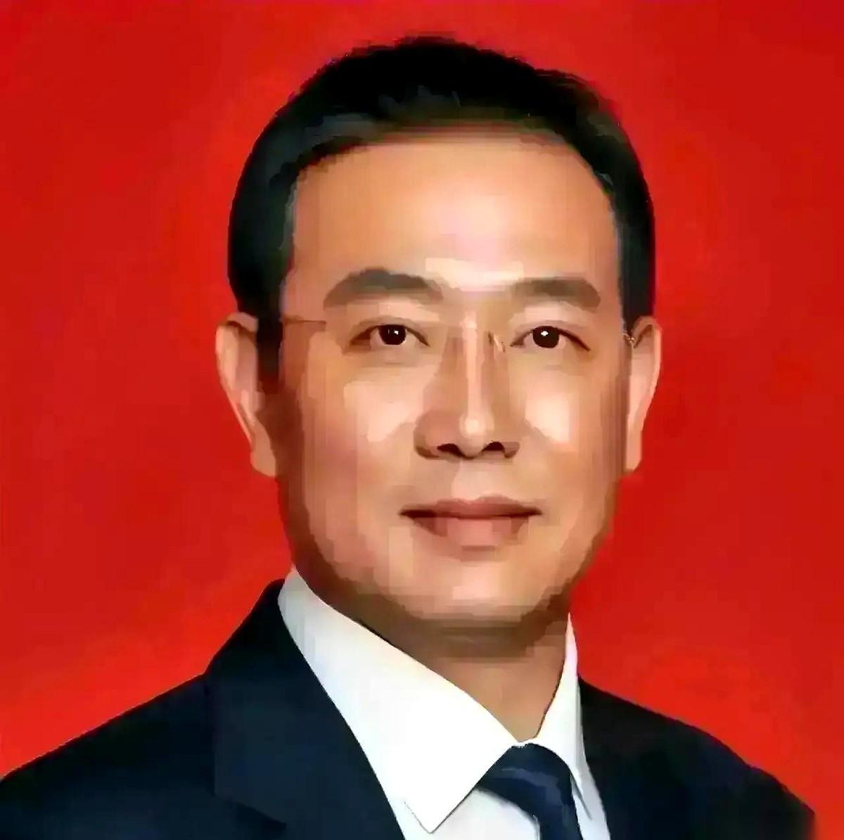 三年。跟你同批进公司的人，坐进了你对面的独立办公室。真就是能力不行？别傻了。差