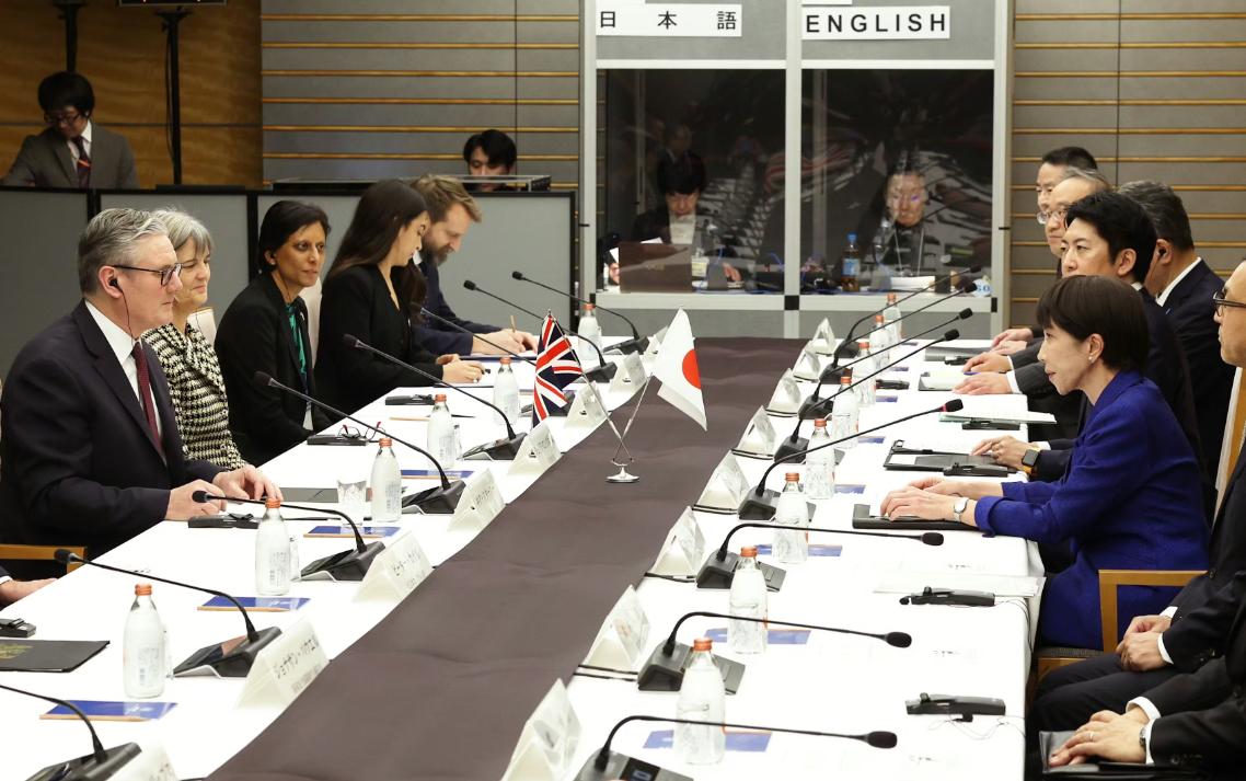 离开中国后，英国首相斯塔默“闪电”访问日本！高市早苗与他会谈的第一句话，就把