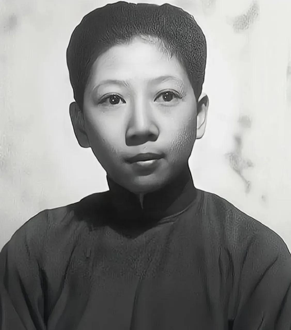 1946年，孔令俊换上女装逛街，却被龙云的儿子龙绳祖调戏，她大怒，就拔枪而射，龙