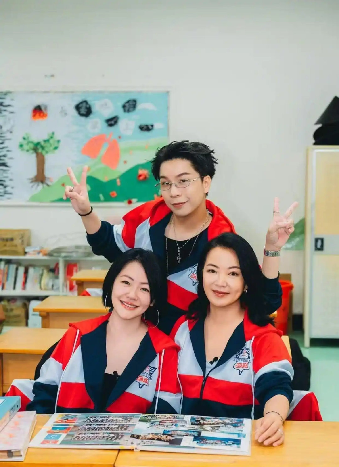 46岁阿雅和小S穿校服回母校，合照P上大S看哭网友，感叹：30年后没想到少了一个人​