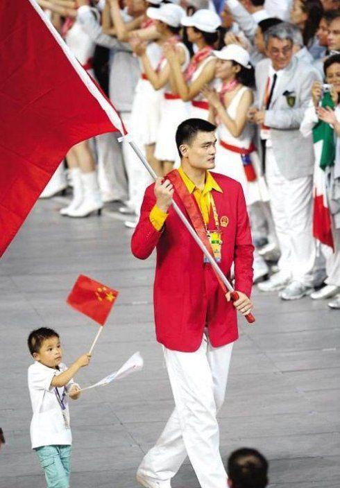 2008年奥运会开幕式上，姚明高举红旗走在人群正前方。突然，张艺谋脸色大变，冲着