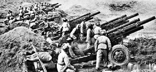 1949年，解放军第4军被马家军包围，这时，炮兵首长急中生智，猛然下令：“快！炮