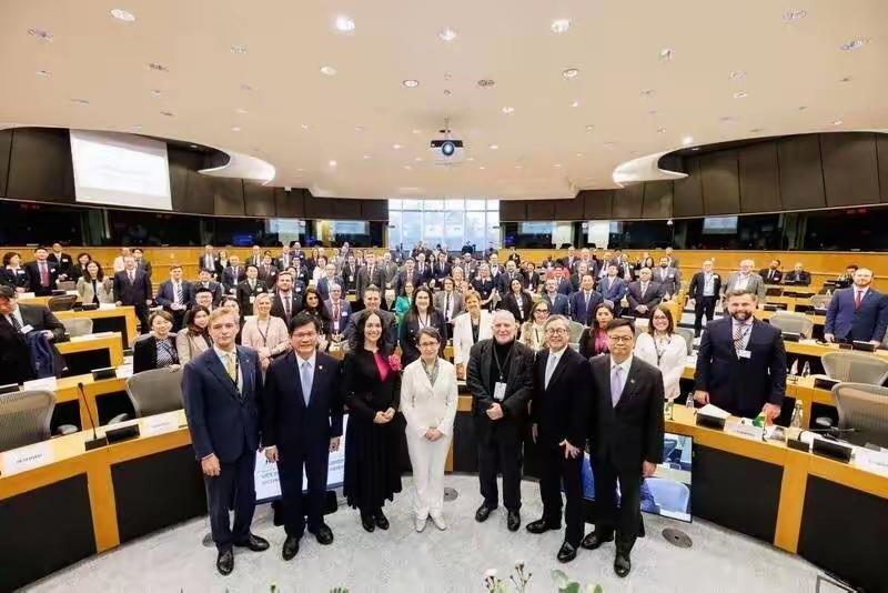 萧美琴蹭着欧洲议会的场地喊“台独”，中方连甩四个“严重”警告，欧洲议会居然还硬抬