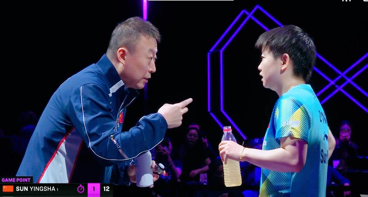 我去！马琳指导孙颖莎，也被全程收音了！第一局孙颖莎11:5拿下。第二局