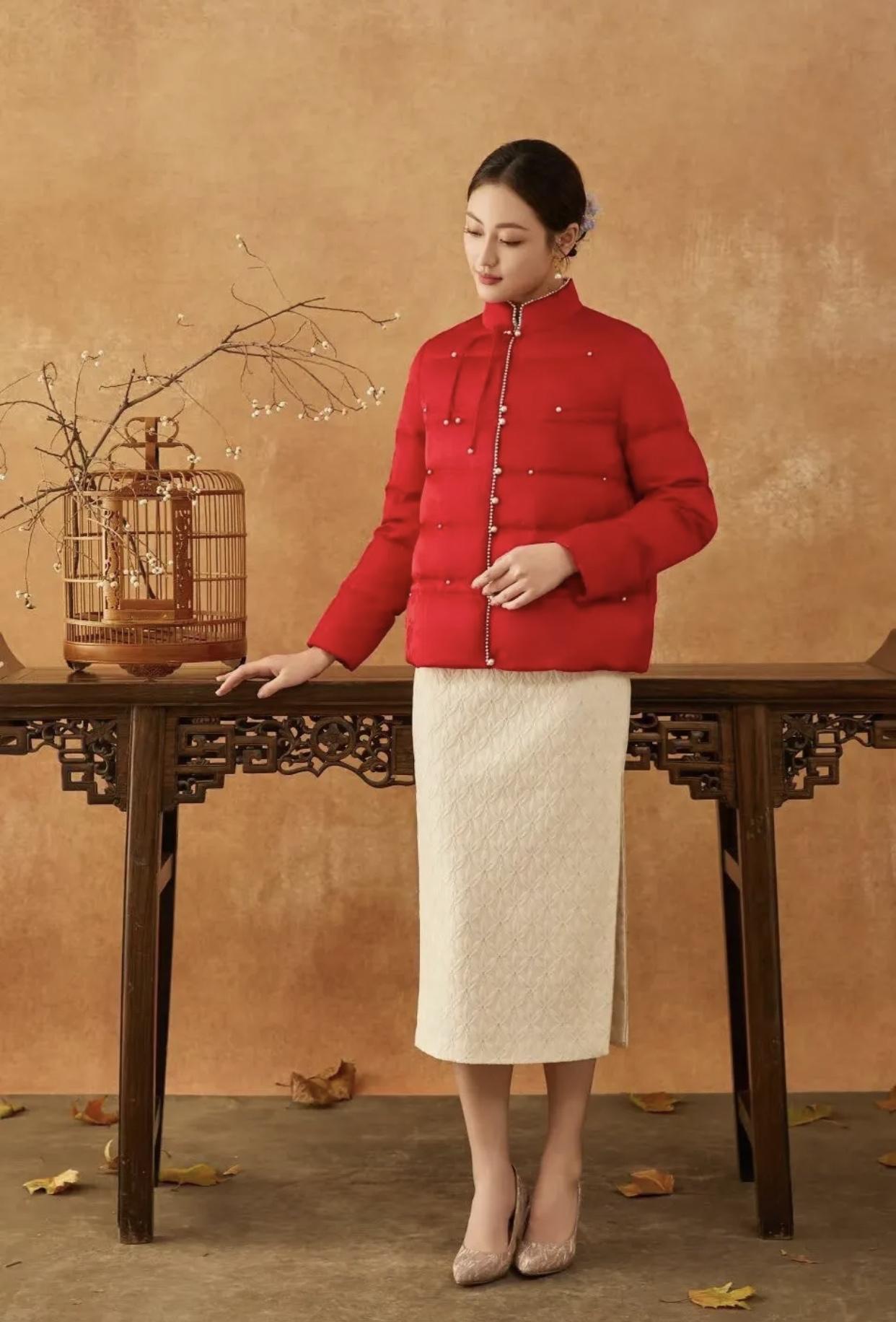 复古中国风，红衣美人与竹笼相映成趣。什么样的女生称得上是美女?