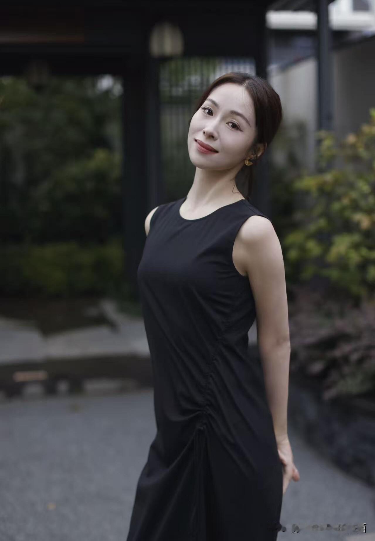 她长相比孙俪好看，气质不输郝蕾，都是和刘亦菲一个北影班级里面的，怎么这么久还是不