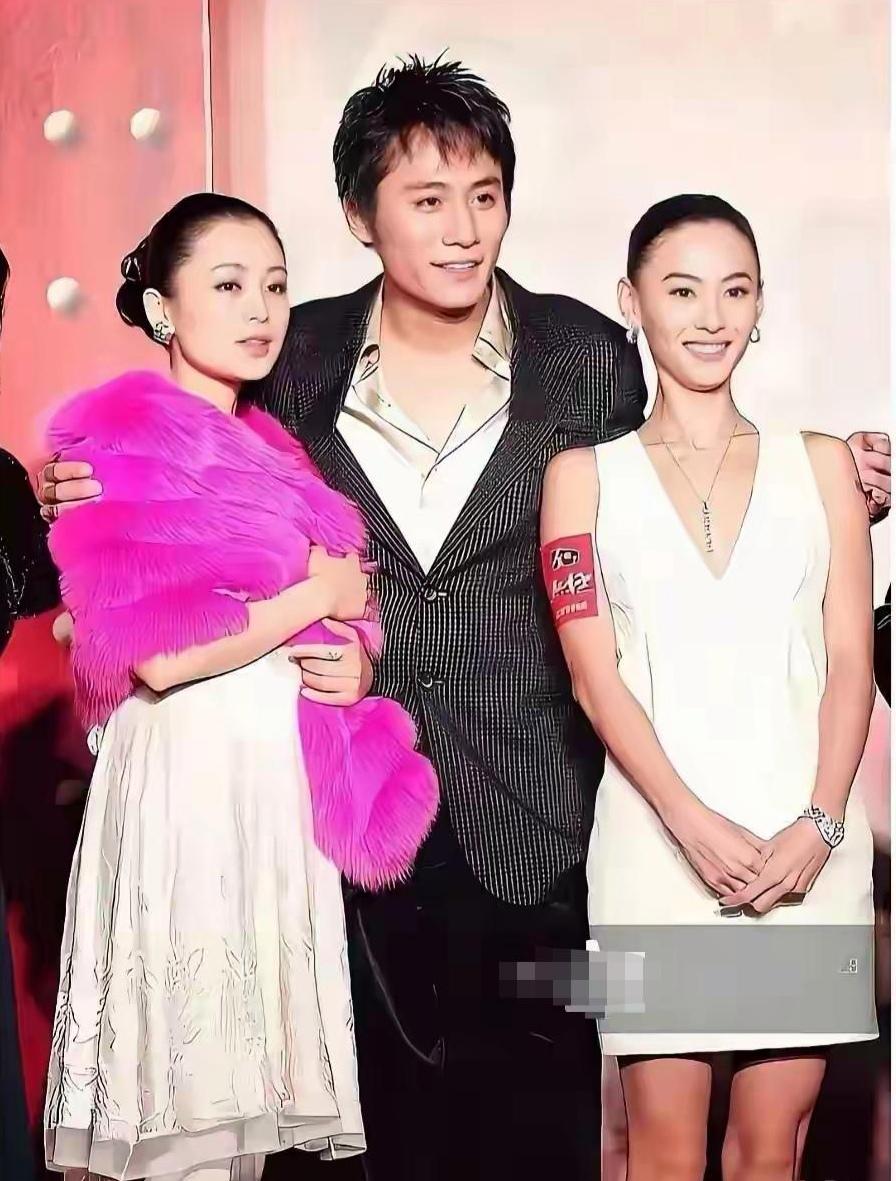 这张老照片拍摄于2005年电影《无极》宣传期，‌当时陈红37岁，张柏芝25岁，陈