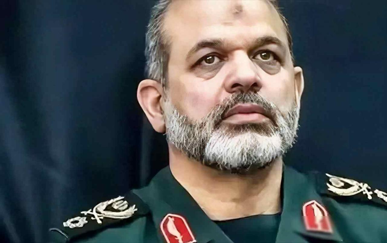 一个被通缉19年的将军掌权了，伊朗内部悄悄换了人，海峡成了谁都不敢轻举妄动的火药