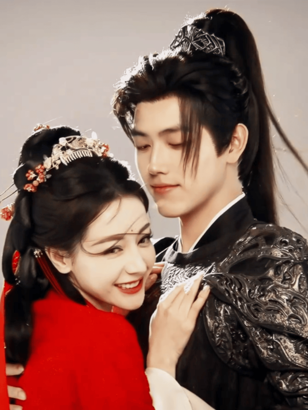 当看到迪丽热巴和陈飞宇这组同框时，我突然懂了什么叫“一眼万年”。她是那个敢