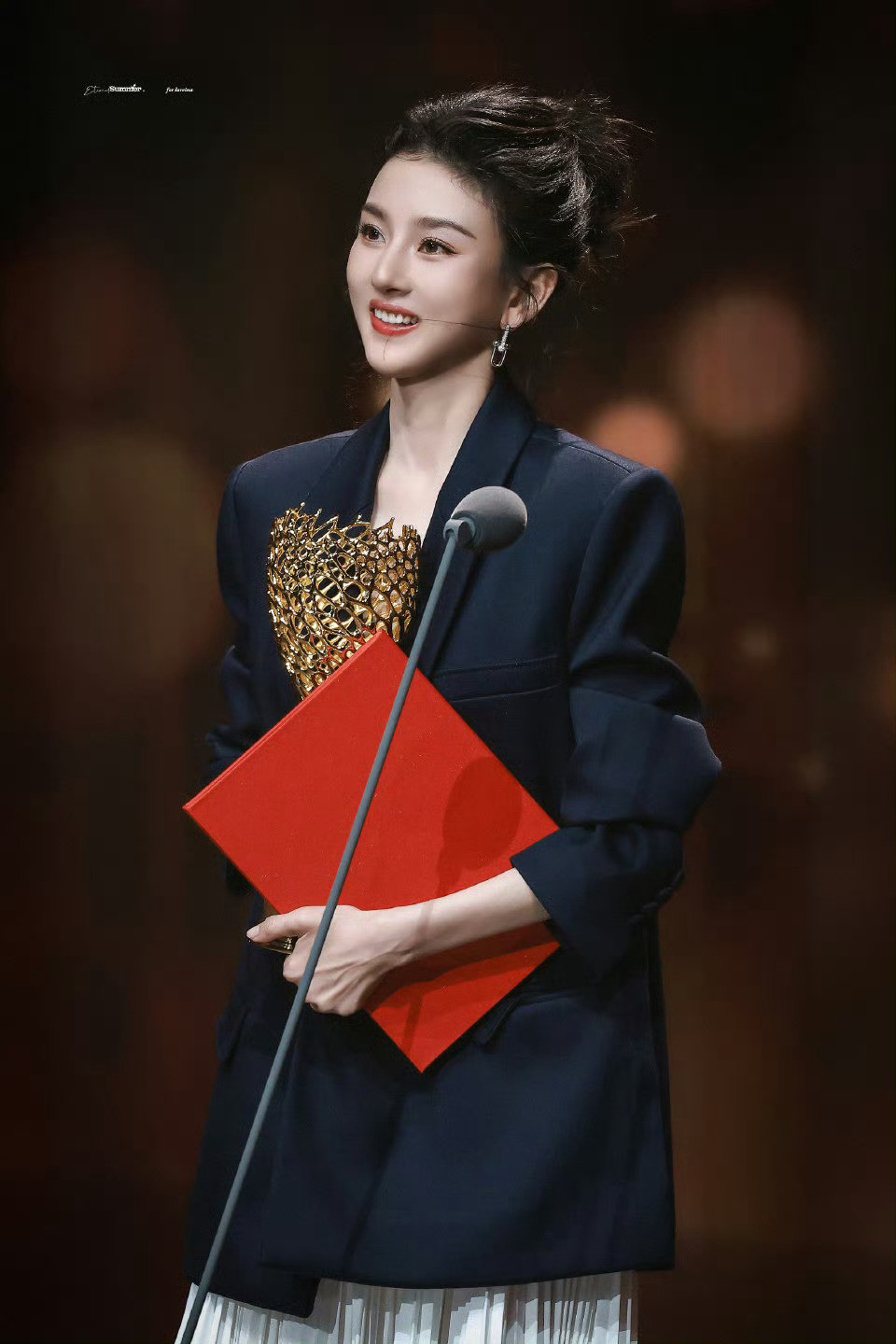 宋祖儿恭喜祖儿斩获“年度最受欢迎女演员”！这个奖，不是空泛的夸赞，是《折腰