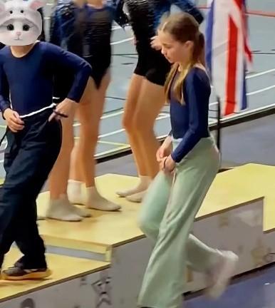 看看夏洛特公主最新露面的这张侧身行走照，是不是有点面熟？戴安娜刚嫁入王室时，